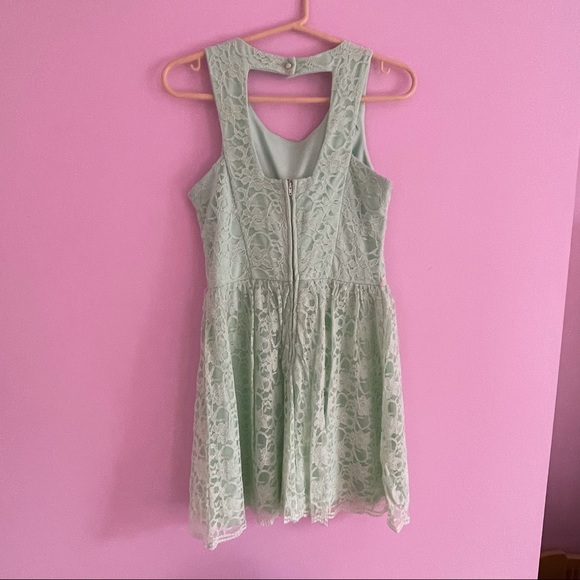 Lace green dress - Picture 2 of 3